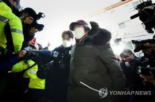형기를 마치고 출소한 아동 성범죄자 조두순이 지난해 12월 12일 오전 경기도 안산시 거주지로 들어가고 있다. <연합뉴스>